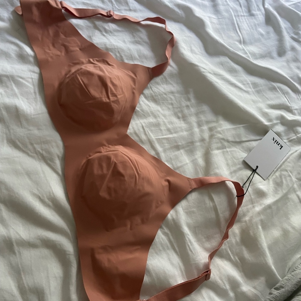 NWT Size 6 (32-34DD) Knix Padded V-neck Bra